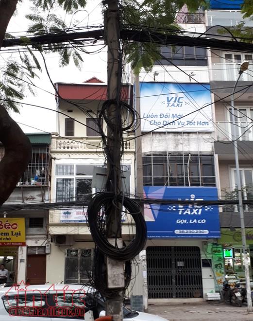 Ngổn ngang cáp viễn thông tại phố Đội Cấn ảnh 4